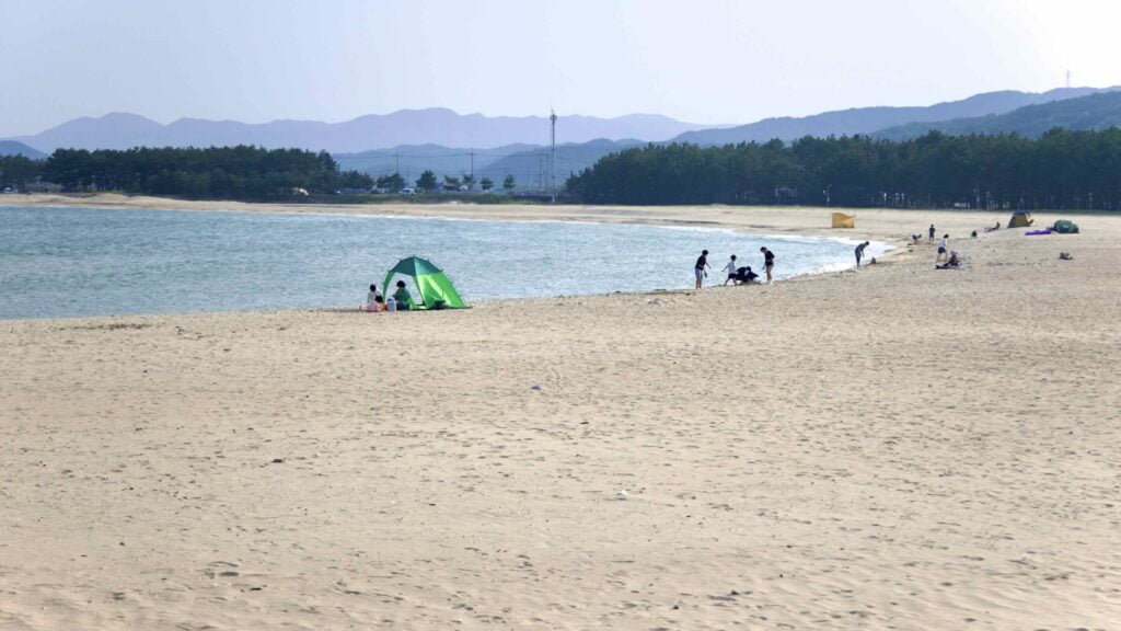 A picture of Goraebul Beach (고래불해수욕장) in Yeongdeok County, South Korea.