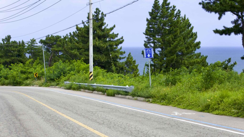 A picture of a hill near Nomul Port (노물항) in Yeongdeok County, South Korea.