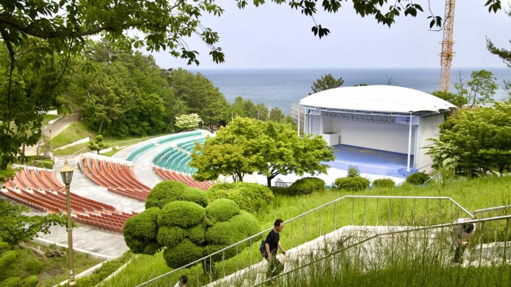 A picture of Samsa Marine Park (삼사해상공원) on a hill overlooking the East Sea south of Ganggu Port in Yeongdeok County.