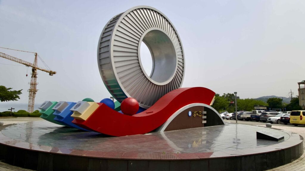 A picture of Samsa Marine Park (삼사해상공원) on a hill overlooking the East Sea south of Ganggu Port in Yeongdeok County.