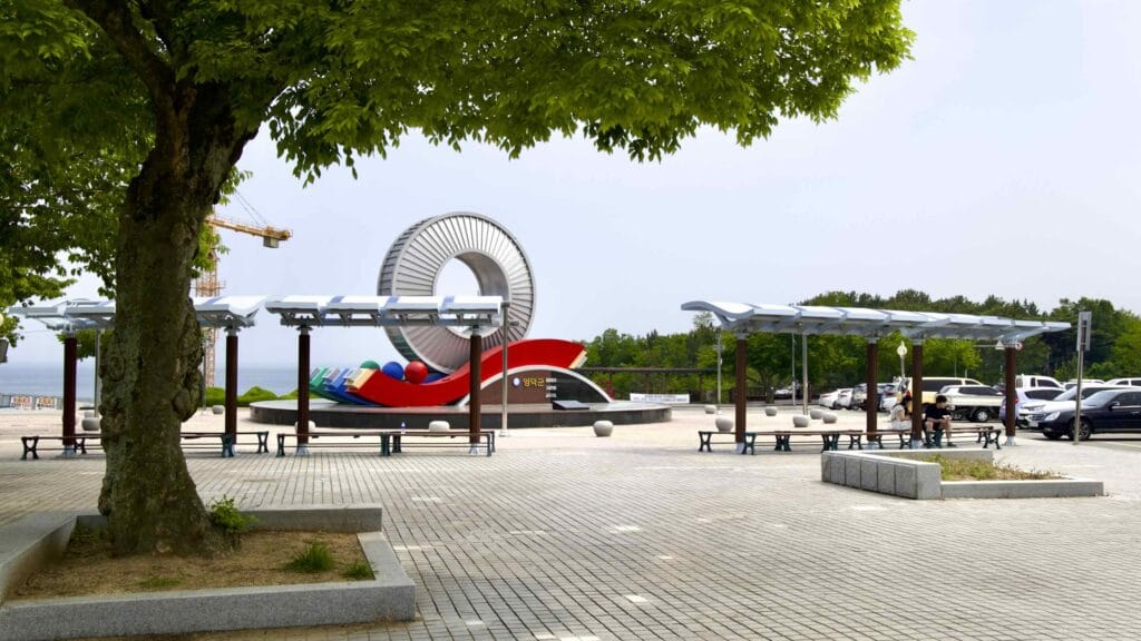 A picture of Samsa Marine Park (삼사해상공원) on a hill overlooking the East Sea south of Ganggu Port in Yeongdeok County.