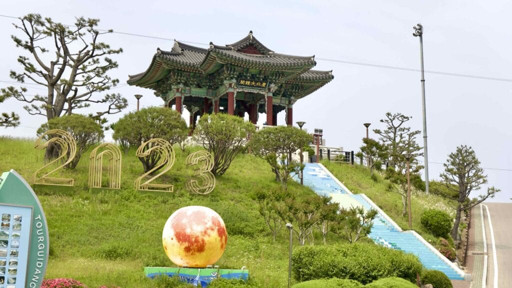 A picture of Samsa Marine Park (삼사해상공원) on a hill overlooking the East Sea south of Ganggu Port in Yeongdeok County.