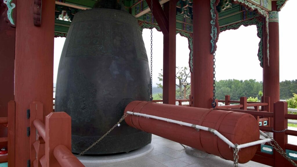 A picture of Samsa Marine Park (삼사해상공원) on a hill overlooking the East Sea south of Ganggu Port in Yeongdeok County.