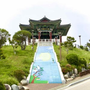A picture of Samsa Marine Park (삼사해상공원) on a hill overlooking the East Sea south of Ganggu Port in Yeongdeok County.
