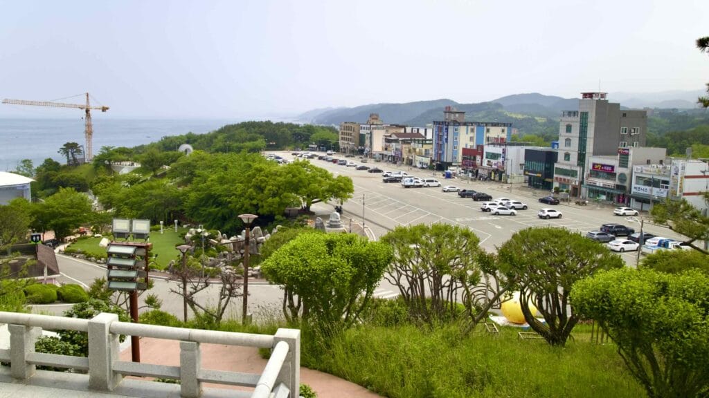 A picture of Samsa Marine Park (삼사해상공원) on a hill overlooking the East Sea south of Ganggu Port in Yeongdeok County.