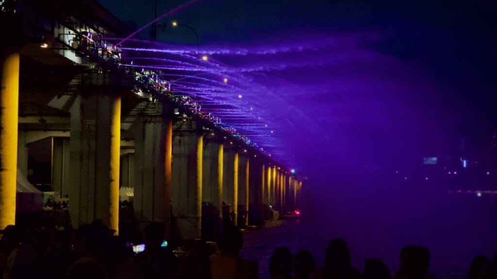 A picture of Banpo Grand Fountain Bridge (반포대교) in Banpo Hangang Park (반포한강공원) in Seoul, South Korea.