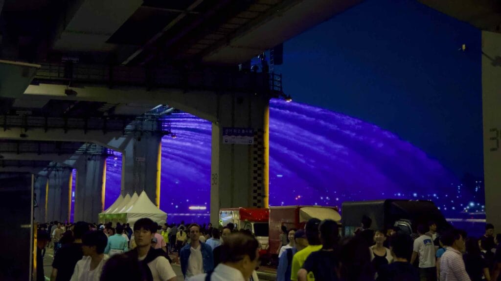 A picture of Banpo Grand Fountain Bridge (반포대교) in Banpo Hangang Park (반포한강공원) in Seoul, South Korea.