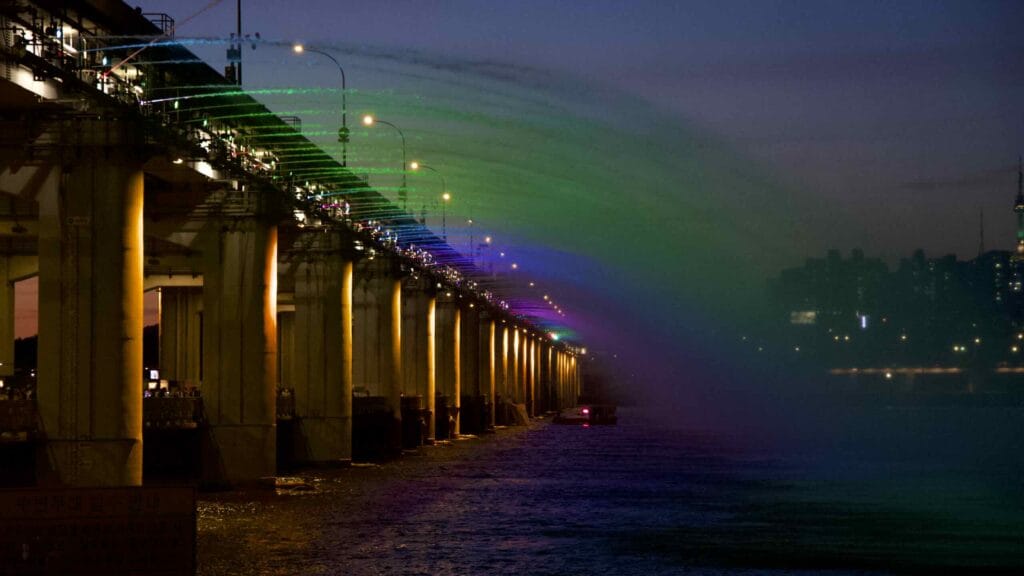 A picture of Banpo Grand Fountain Bridge (반포대교) in Banpo Hangang Park (반포한강공원) in Seoul, South Korea.