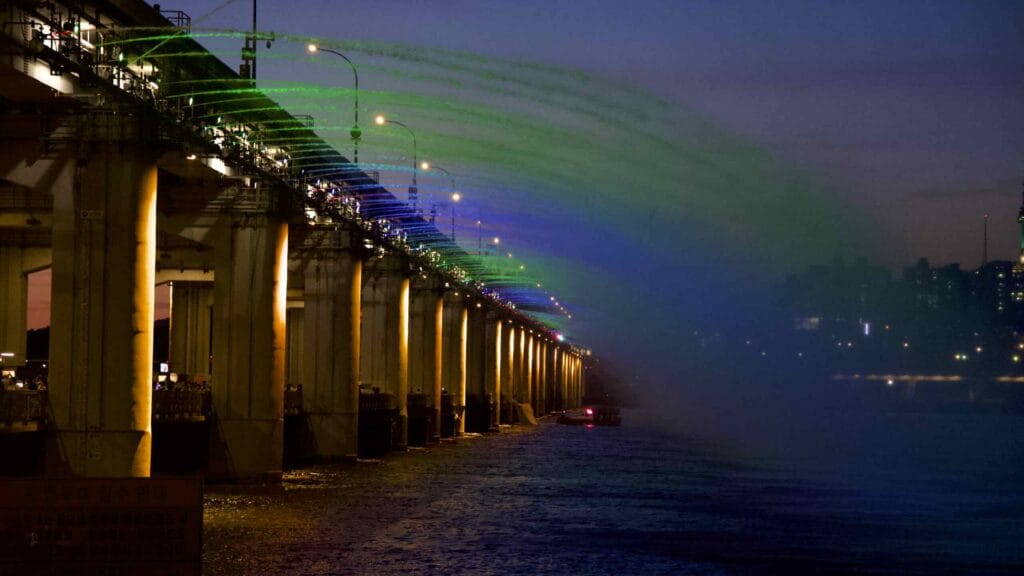 A picture of Banpo Grand Fountain Bridge (반포대교) in Banpo Hangang Park (반포한강공원) in Seoul, South Korea.