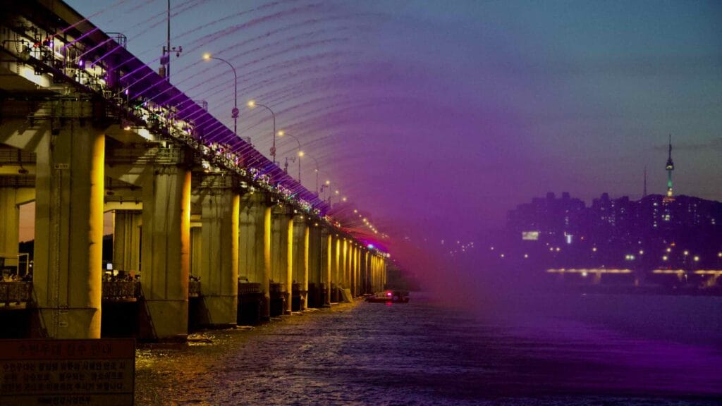A picture of Banpo Grand Fountain Bridge (반포대교) in Banpo Hangang Park (반포한강공원) in Seoul, South Korea.