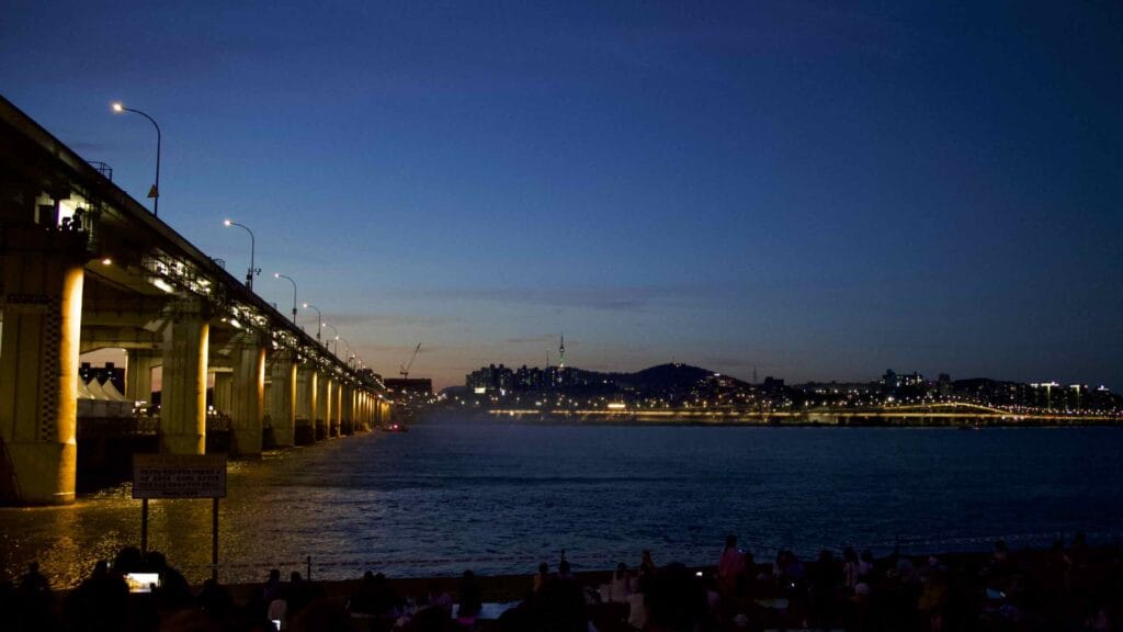 A picture of Banpo Grand Fountain Bridge (반포대교) in Banpo Hangang Park (반포한강공원) in Seoul, South Korea.