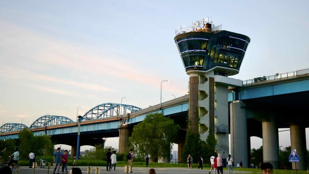 A picture of the Dongjak Bridge (동작대교) and its observatories in Banpo Hangang Park (반포한강공원) in Seoul, South Korea.