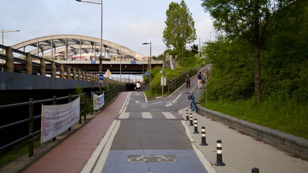 A picture of the bike path under Hangang Bridge in Banpo Hangang Park (반포한강공원) in Seoul, South Korea.