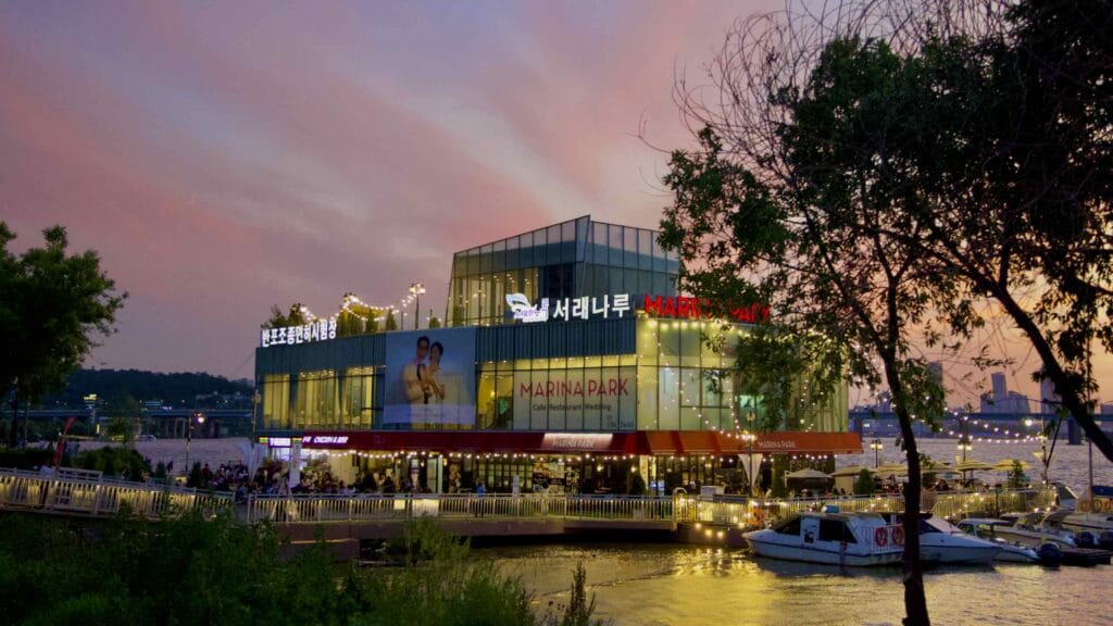 A picture of Marina Park (마리나파크) in Banpo Hangang Park (반포한강공원) in Seoul, South Korea.