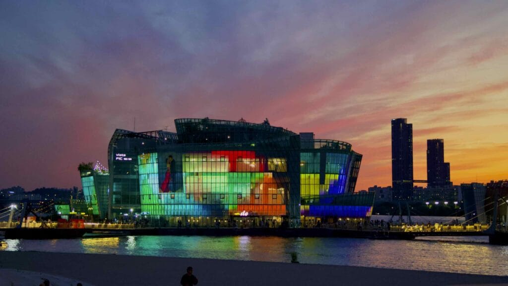 A picture of Some Sevit (세빛섬) in Banpo Hangang Park (반포한강공원) in Seoul, South Korea.