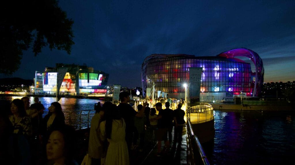 A picture of Some Sevit (세빛섬) in Banpo Hangang Park (반포한강공원) in Seoul, South Korea.