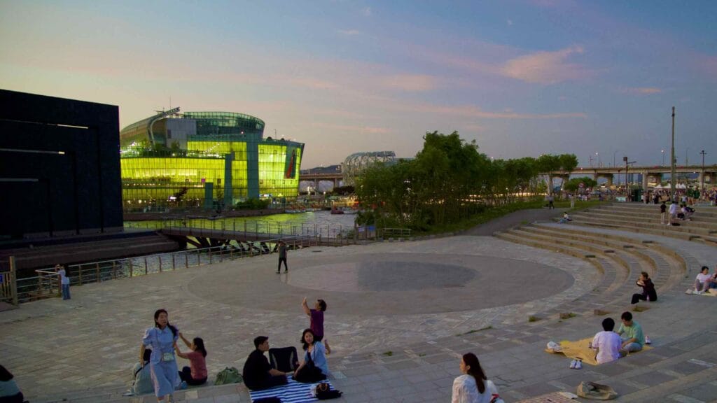 A picture of Some Sevit (세빛섬) in Banpo Hangang Park (반포한강공원) in Seoul, South Korea.