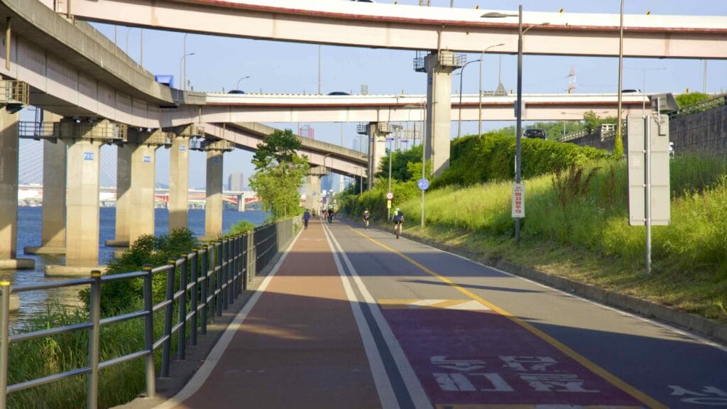 A picture of Gangseo Hangang Park (강서한강공원) in Seoul, South Korea.