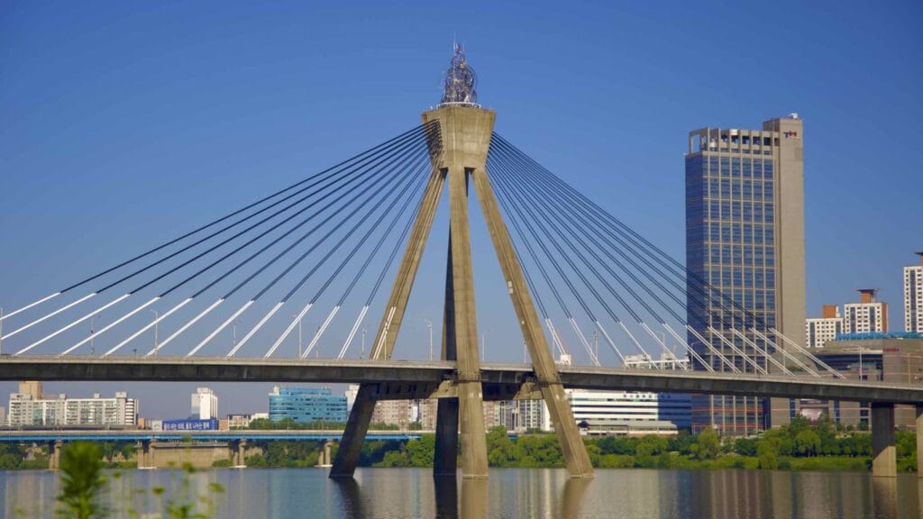 A picture of Olympic Bridge (올림픽대교) crossing the Han River between the Gwangjin and Songpa Districts in Seoul, South Korea.