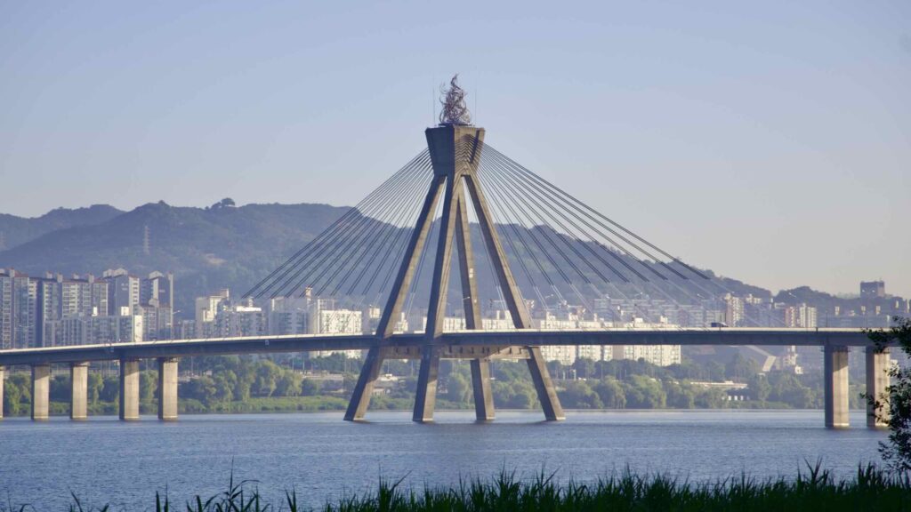 A picture of Olympic Bridge (올림픽대교) crossing the Han River between the Gwangjin and Songpa Districts in Seoul, South Korea.