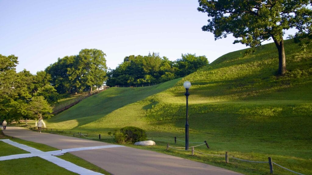 A picture of Mongchon Fortress (몽촌토성) at Olympic Park (올림픽공원) in the Songpa District in Seoul, South Korea.