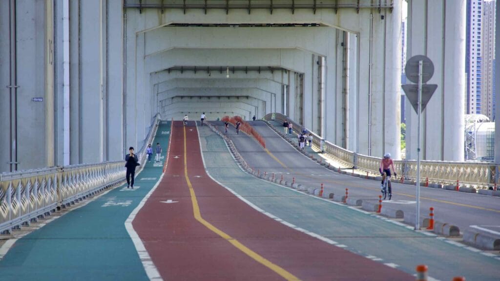 A picture of Banpo Grand Fountain Bridge (반포대교) in Banpo Hangang Park (반포한강공원) in Seoul, South Korea.
