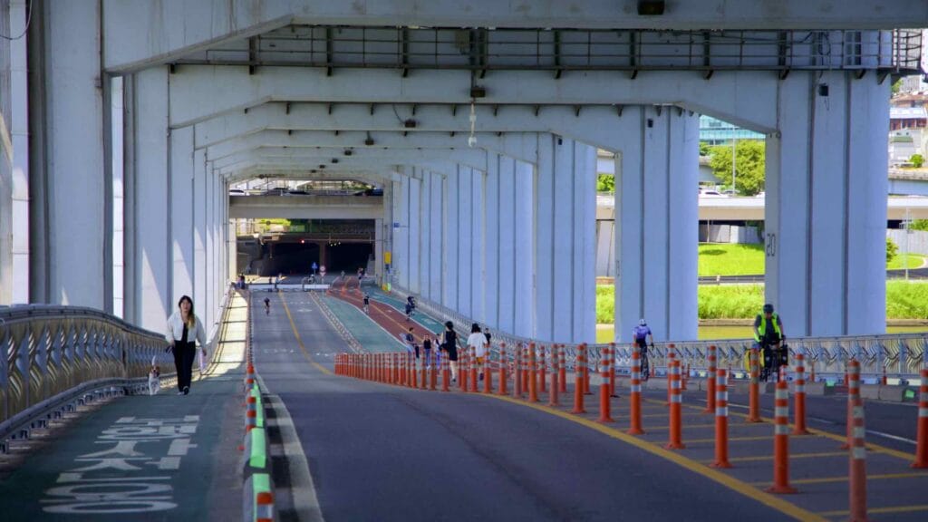 A picture of Banpo Grand Fountain Bridge (반포대교) in Banpo Hangang Park (반포한강공원) in Seoul, South Korea.