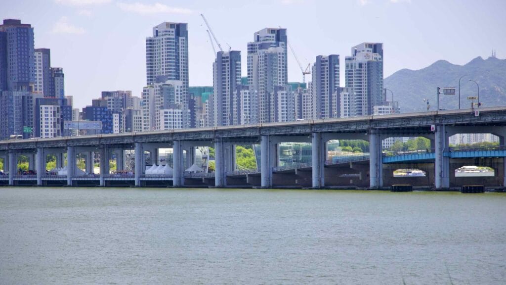 A picture of Banpo Grand Fountain Bridge (반포대교) in Banpo Hangang Park (반포한강공원) in Seoul, South Korea.