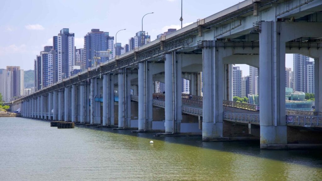 A picture of Banpo Grand Fountain Bridge (반포대교) in Banpo Hangang Park (반포한강공원) in Seoul, South Korea.