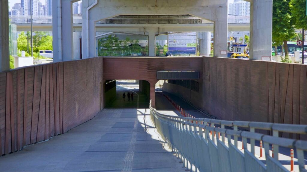 A picture of Banpo Grand Fountain Bridge (반포대교) in Banpo Hangang Park (반포한강공원) in Seoul, South Korea.
