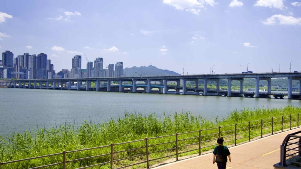 A picture of Banpo Grand Fountain Bridge (반포대교) in Banpo Hangang Park (반포한강공원) in Seoul, South Korea.