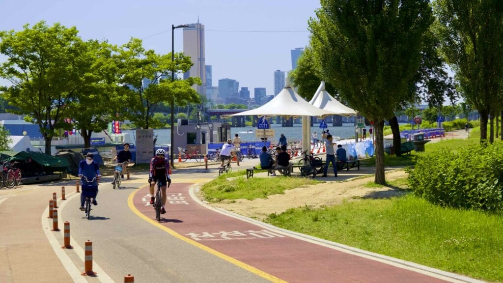 A picture of Ichon Hangang Park (이촌한강공원) in Seoul, South Korea.