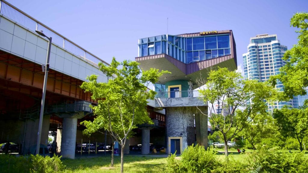 A picture of the Hangang Bridge (한강대교) near Ichon Hangang Park (이촌한강공원) in Seoul, South Korea.