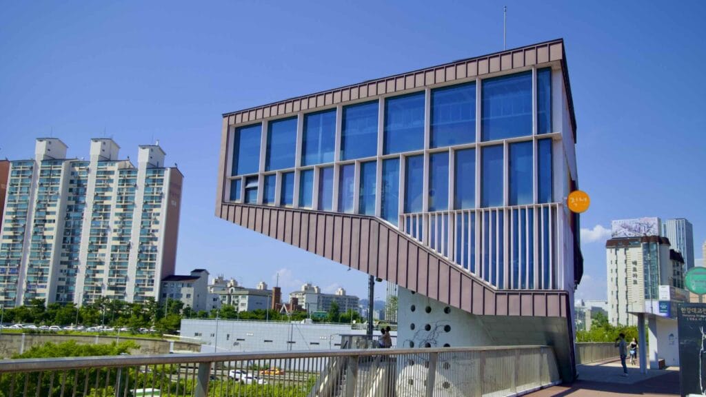 A picture of the Hangang Bridge (한강대교) near Ichon Hangang Park (이촌한강공원) in Seoul, South Korea.