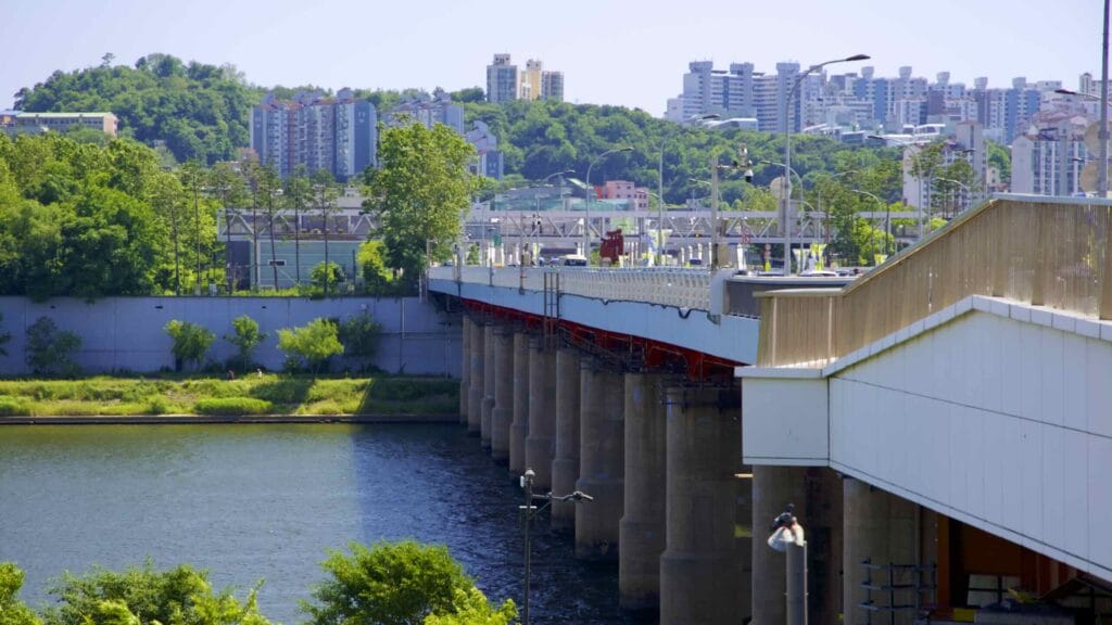 A picture of Nodeul Island (노들섬) near in the Han River in Seoul, South Korea.