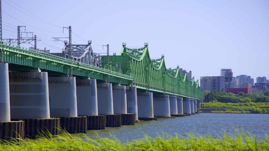 A picture of the Hangang Railway Bridges (한강철교) between Yongsan and Dongjak Districts in Seoul, South Korea.