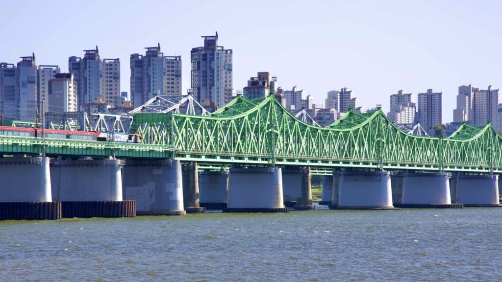 A picture of the Hangang Railway Bridges (한강철교) between Yongsan and Dongjak Districts in Seoul, South Korea.