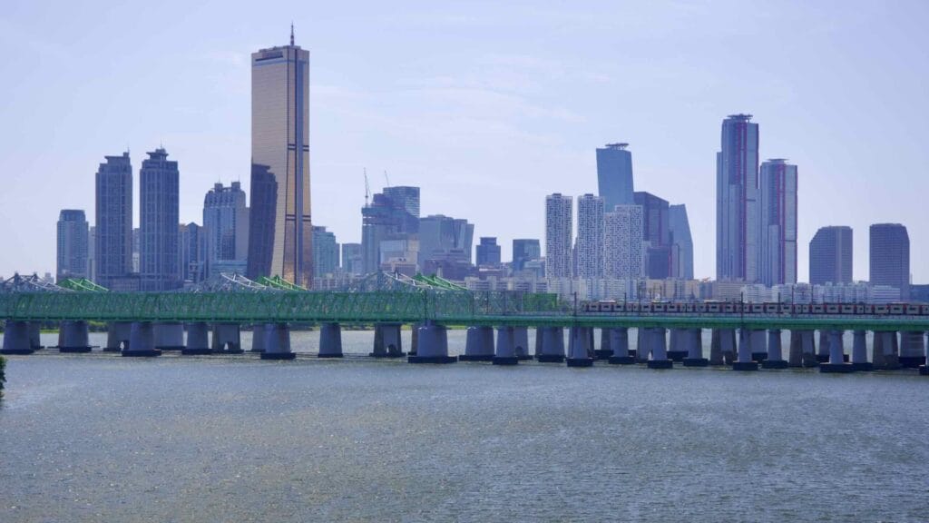 A picture of Ichon Hangang Park and the Hangang Railway Bridges (한강철교) between Yongsan and Dongjak Districts in Seoul, South Korea.
