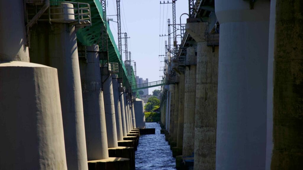 A picture of the Hangang Railway Bridges (한강철교) between Yongsan and Dongjak Districts in Seoul, South Korea.