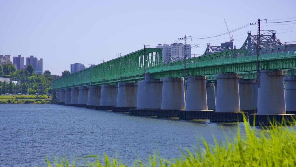 A picture of the Hangang Railway Bridges (한강철교) between Yongsan and Dongjak Districts in Seoul, South Korea.