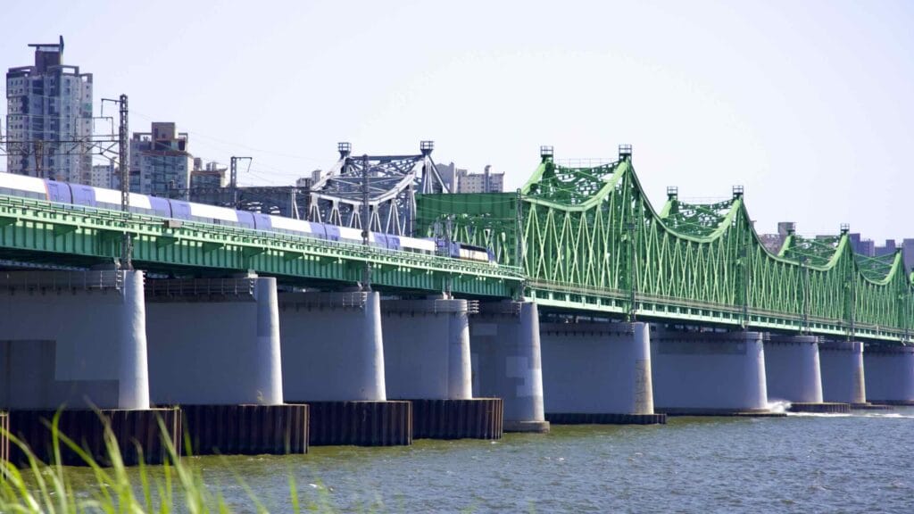 A picture of the Hangang Railway Bridges (한강철교) between Yongsan and Dongjak Districts in Seoul, South Korea.