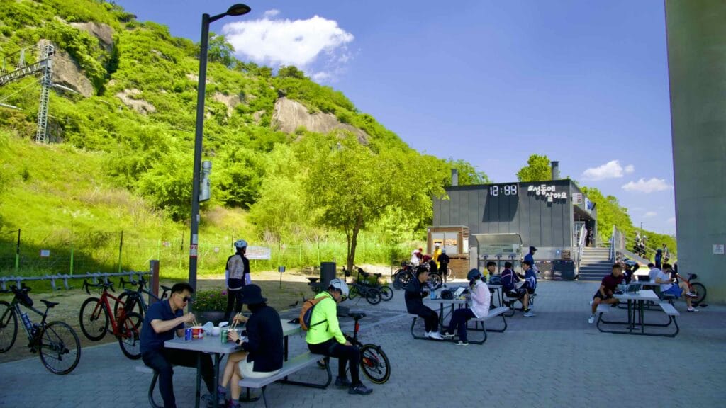 A picture of the Yongbi Rest Area (용비쉼터) at the mouth of the Jungnang Stream (중랑천) in Ichon Hangang Park (이촌한강공원), in Seoul, South Korea.