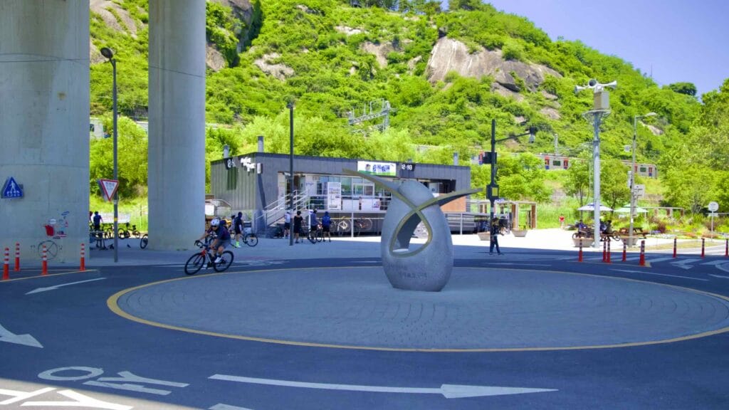 A picture of the Yongbi Rest Area (용비쉼터) at the mouth of the Jungnang Stream (중랑천) in Ichon Hangang Park (이촌한강공원), in Seoul, South Korea.