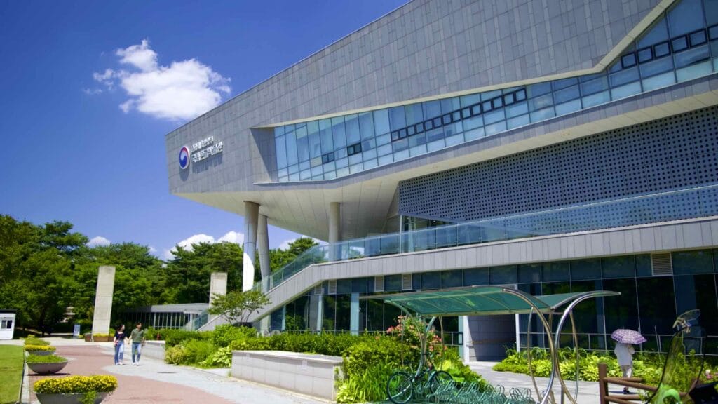 A picture of the National Hangeul Museum (국립한글박물관) near the National Museum of Korea (국립중앙박물관) in Seoul, South Korea.