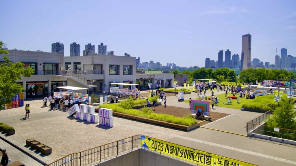 A picture of Nodeul Island (노들섬) near in the Han River in Seoul, South Korea.