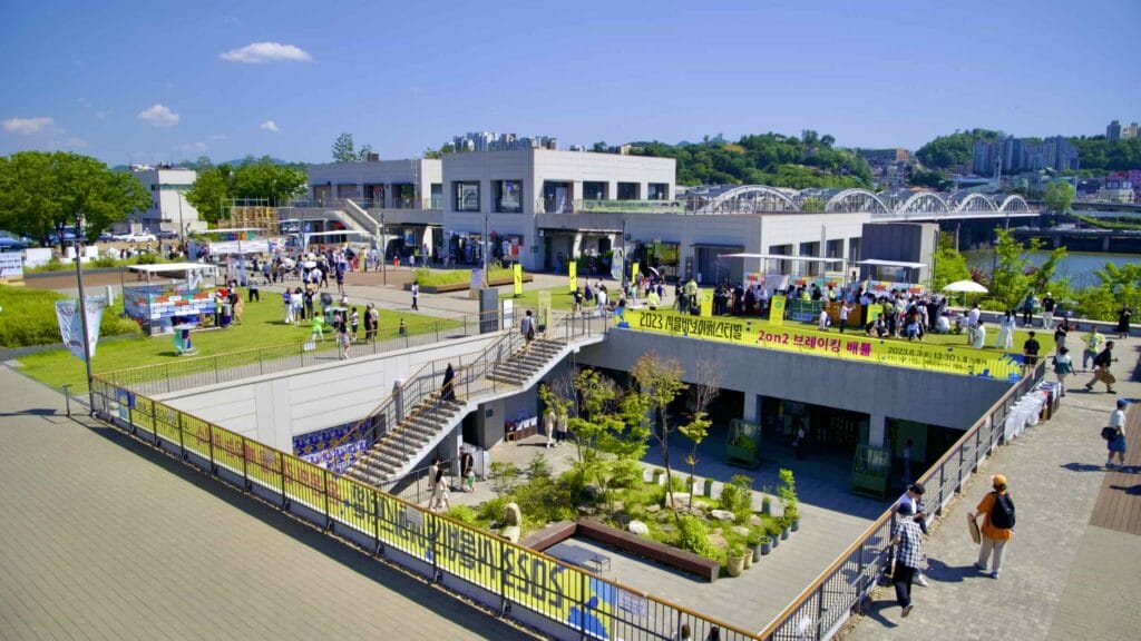 A picture of Nodeul Island (노들섬) near in the Han River in Seoul, South Korea.