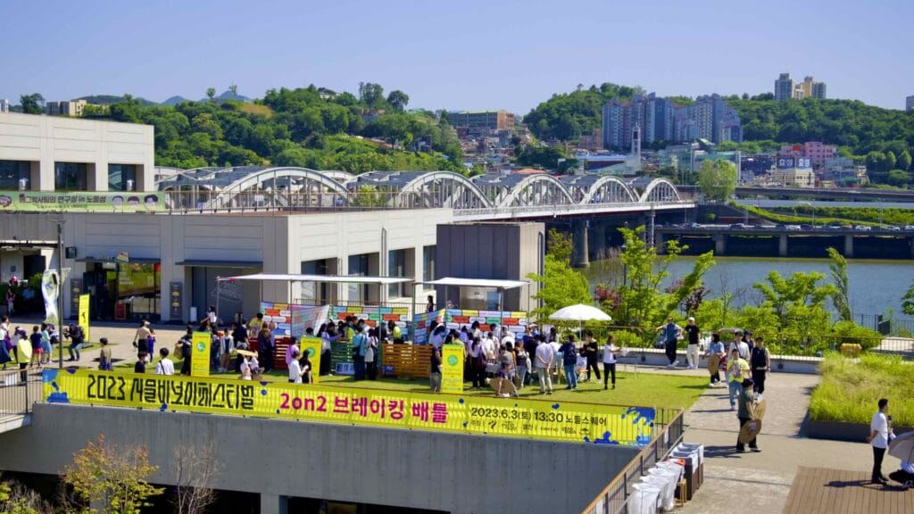 A picture of Nodeul Island (노들섬) near in the Han River in Seoul, South Korea.