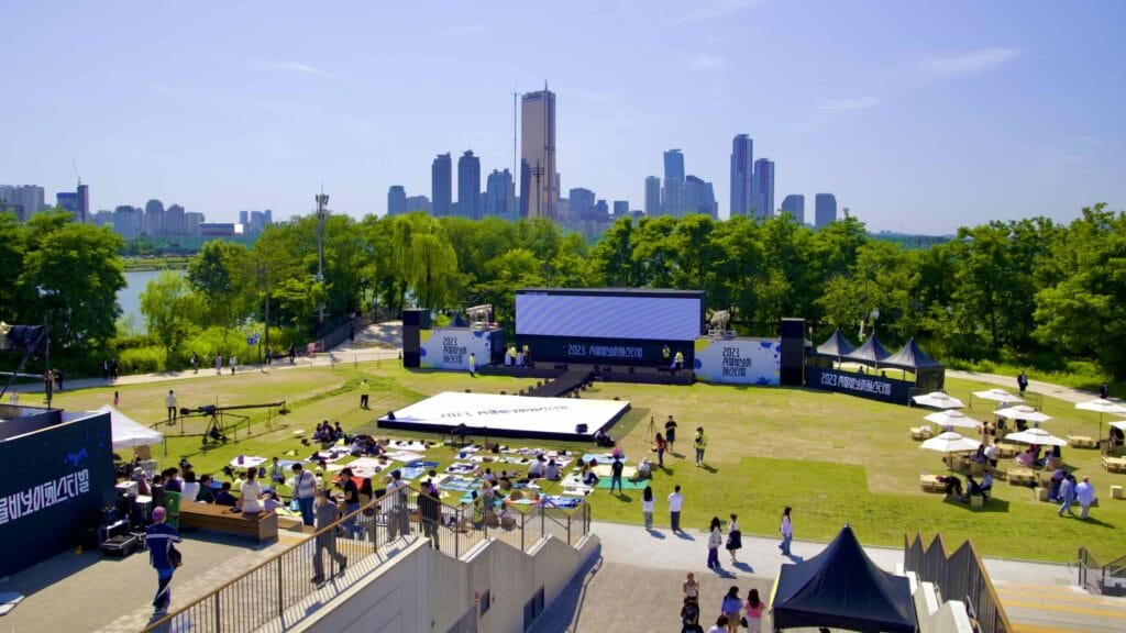 A picture of Nodeul Island (노들섬) near in the Han River in Seoul, South Korea.