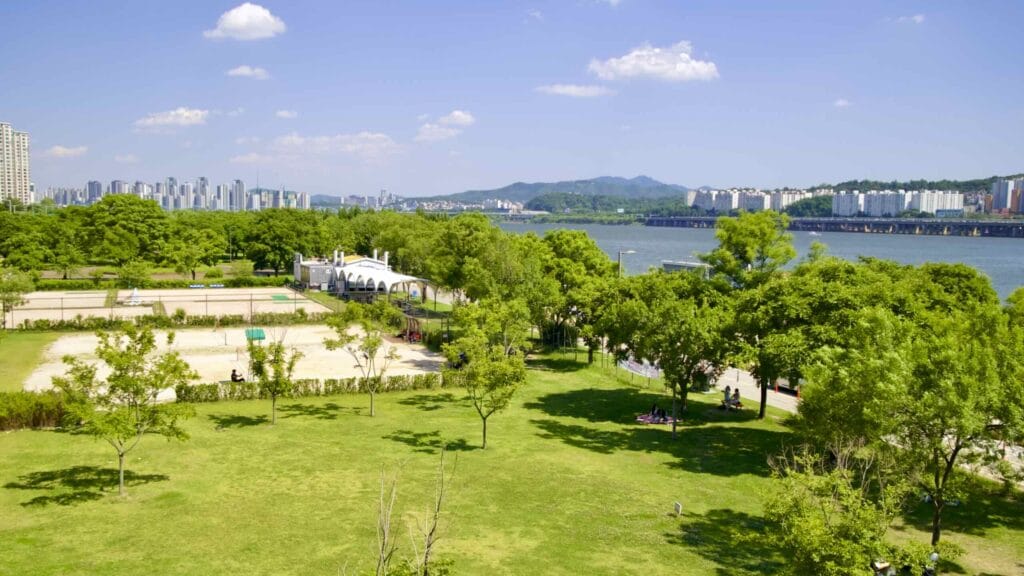 A picture of Ichon Hangang Park (이촌한강공원) in Seoul, South Korea.