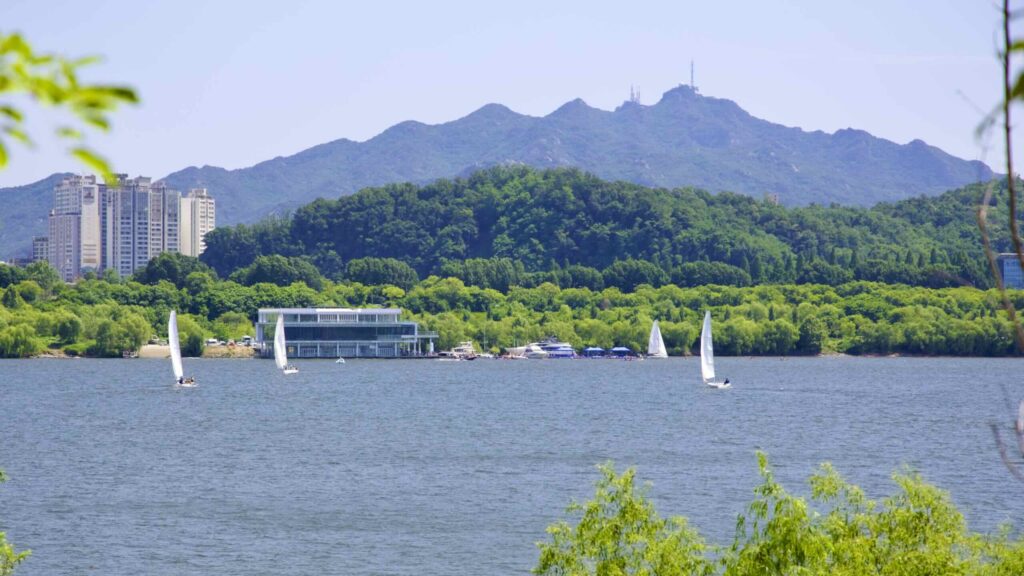 A picture of Ichon Hangang Park (이촌한강공원) in Seoul, South Korea.